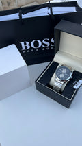 ساعة هوغو بوس (HUGO BOSS) معدنية – عرض اليوم والتاريخ مع علبة فاخرة
