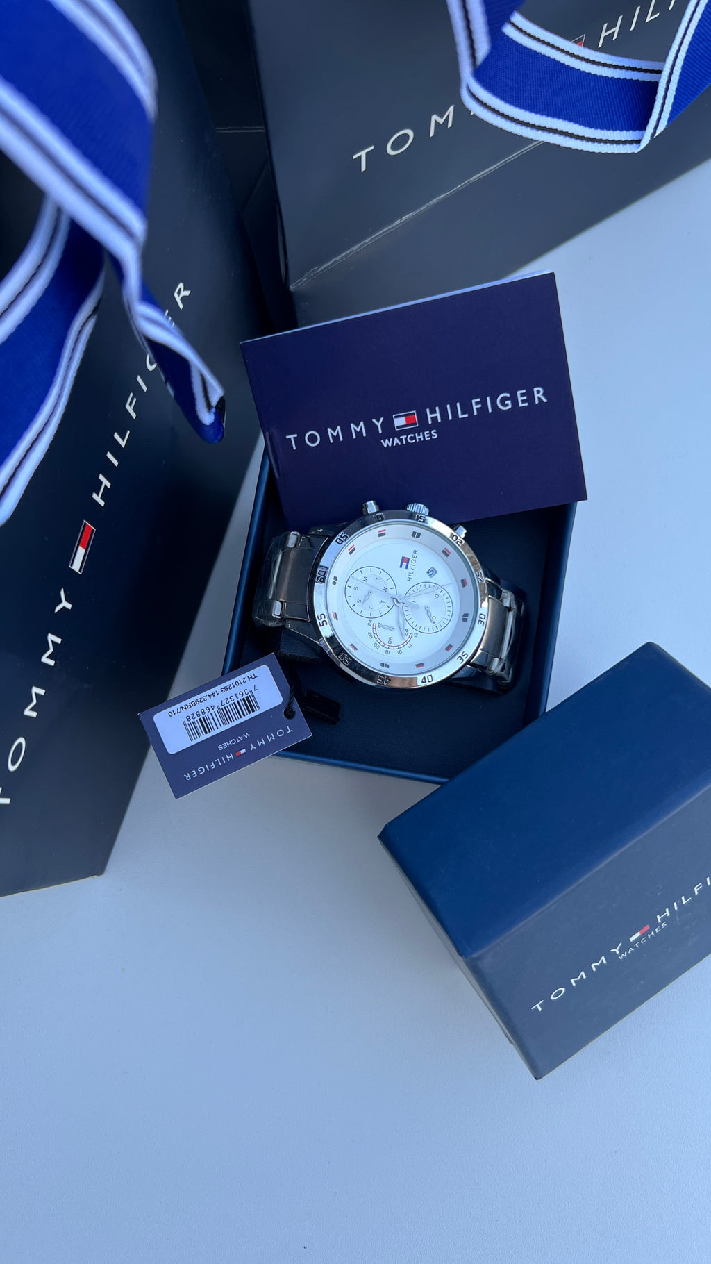 ساعة تومي هيلفيغر (Tommy Hilfiger) معدنية – عرض اليوم والتاريخ مع علبة فاخرة