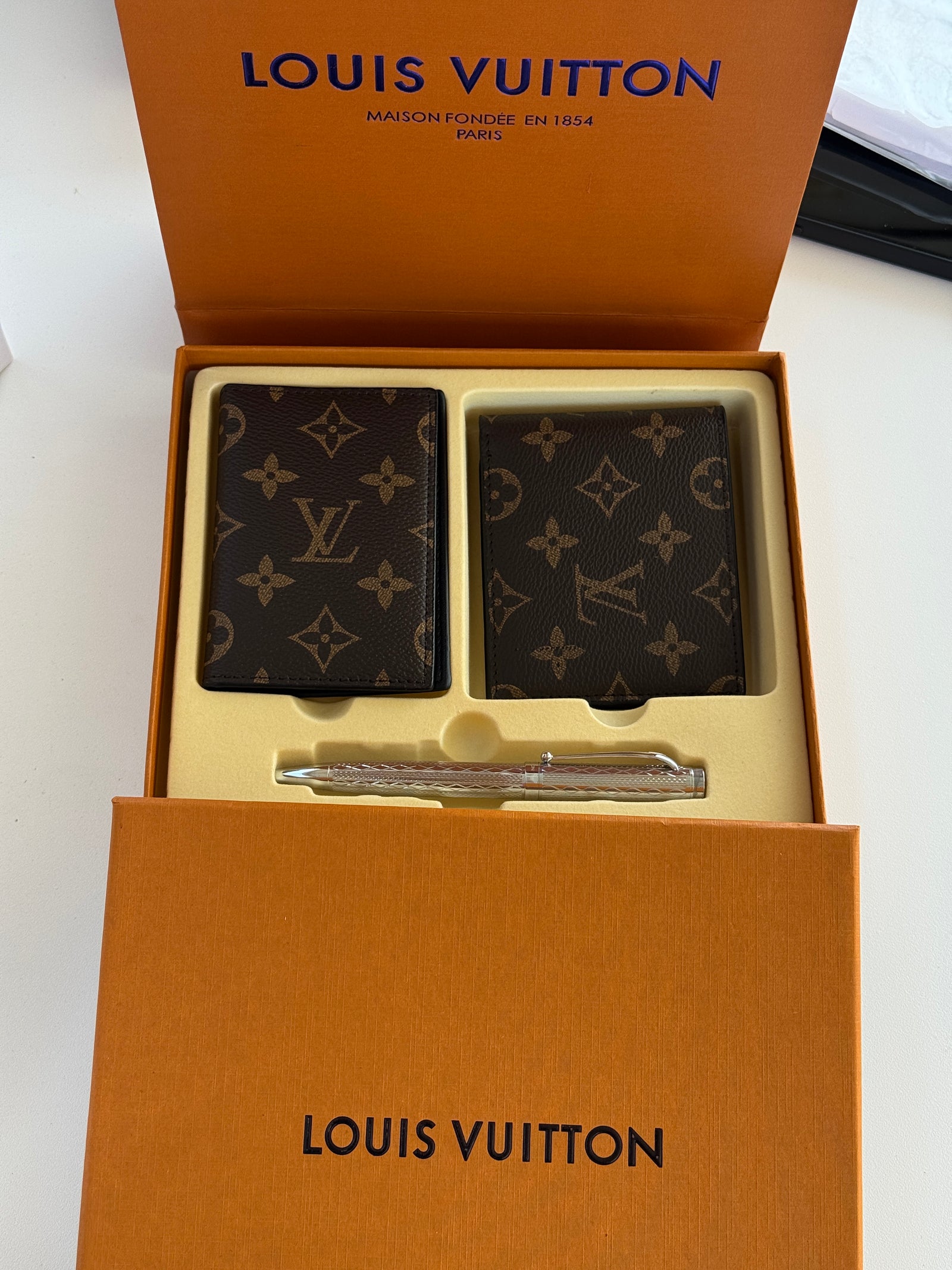LV Wallet & Pen Set – Dual Bifold Wallet Gift Set with Box & Bag