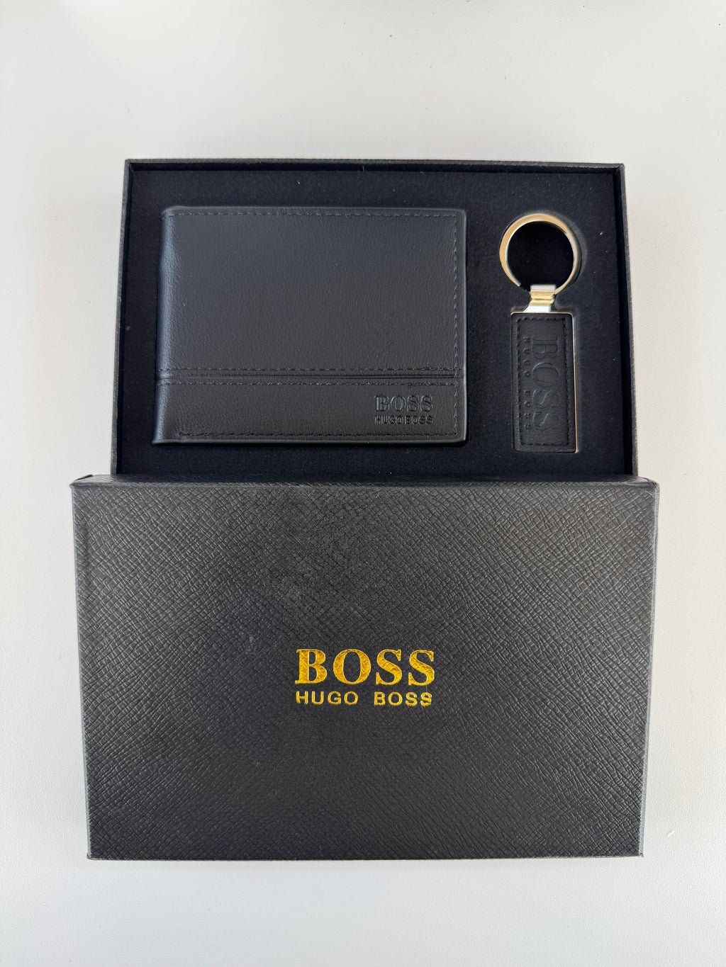طقم محفظة وميدالية مفاتيح BOSS – محفظة جلد ثنائية الطي مع صندوق وهدية