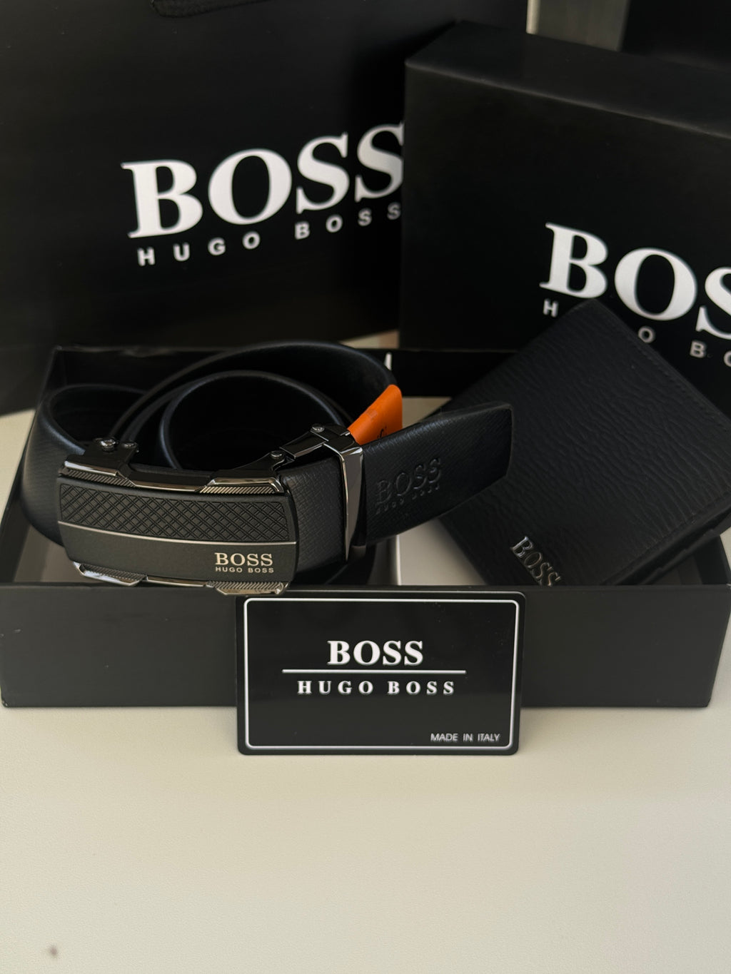 طقم محفظة وحزام أوتوماتيكي من BOSS – طقم هدايا فاخر مع علبة وحقيبة