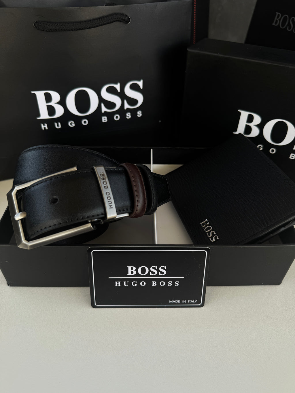 طقم محفظة وحزام بوجهين من BOSS – طقم هدايا فاخر مع علبة وشنطة