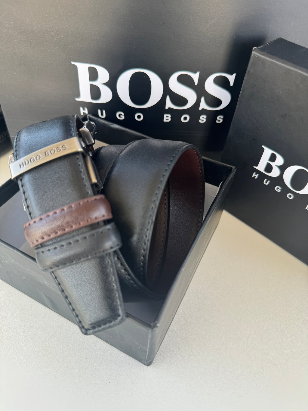 حزام BOSS مزدوج الوجه – أسود وبني بوجهين مع إبزيم كلاسيكي