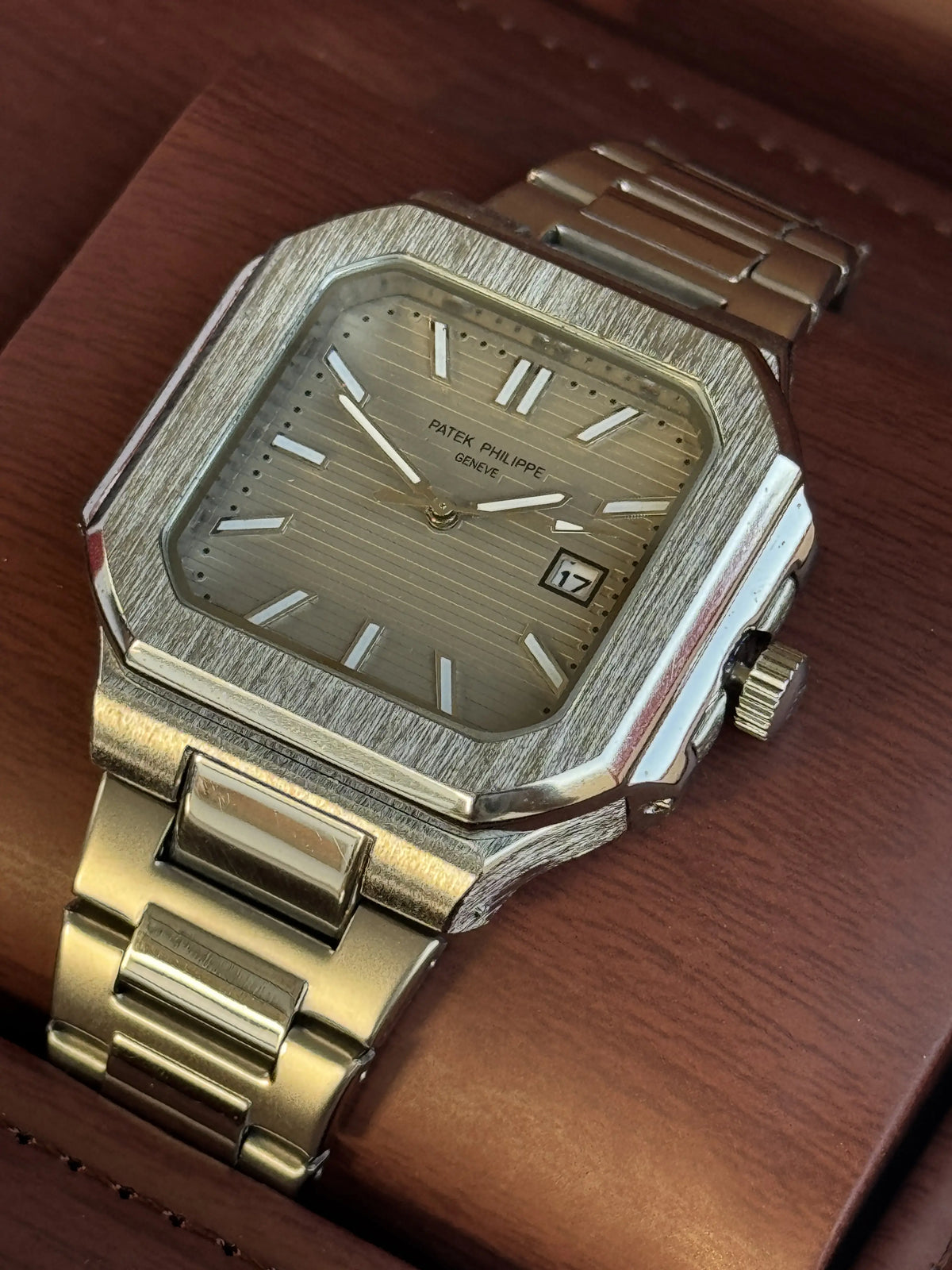 ساعة باتيك فيليب (Patek Philippe) المعدنية – مع علبة فاخرة