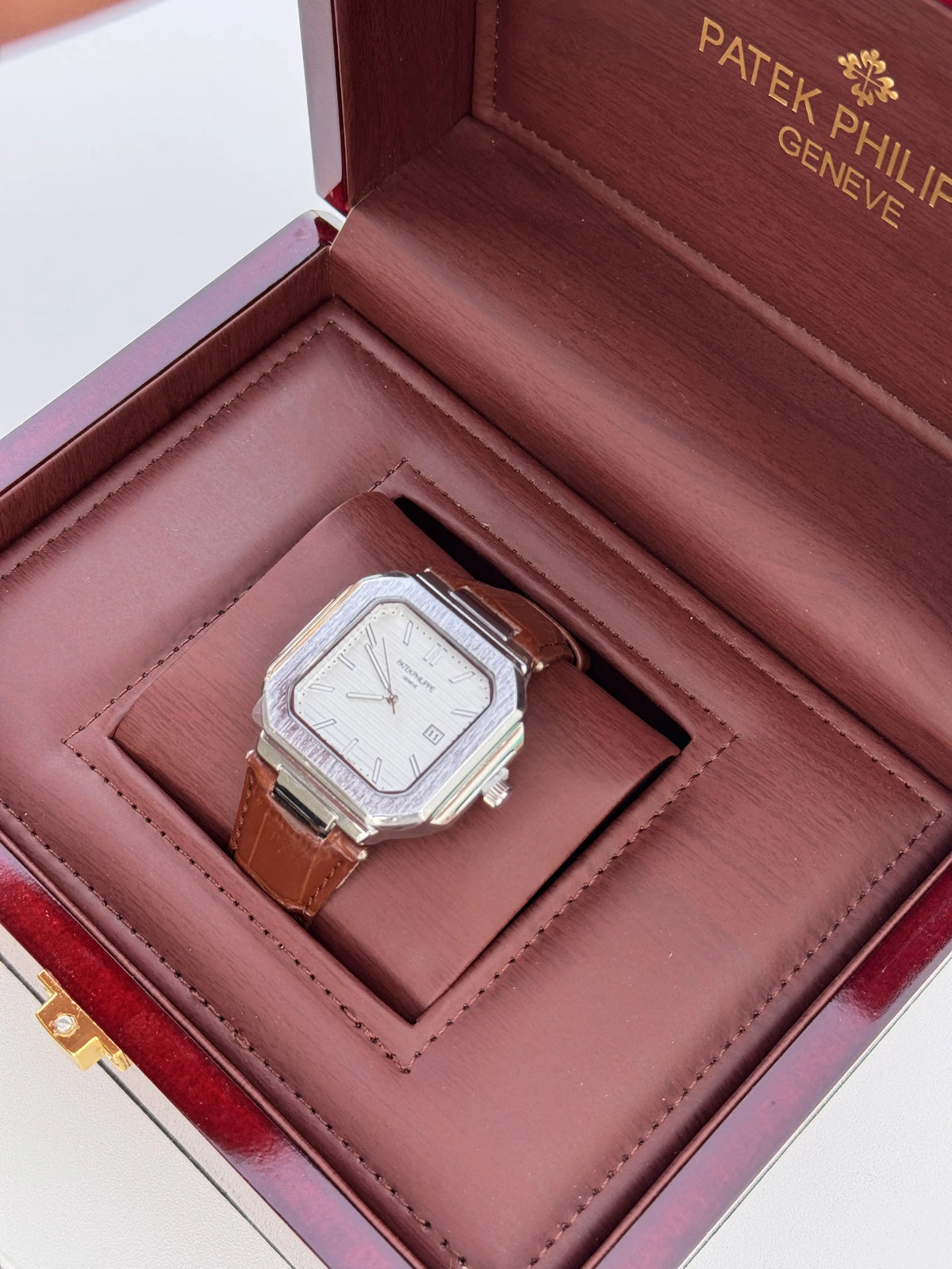 ساعة باتيك فيليب (Patek Philippe) الجلدية – مع علبة فاخرة