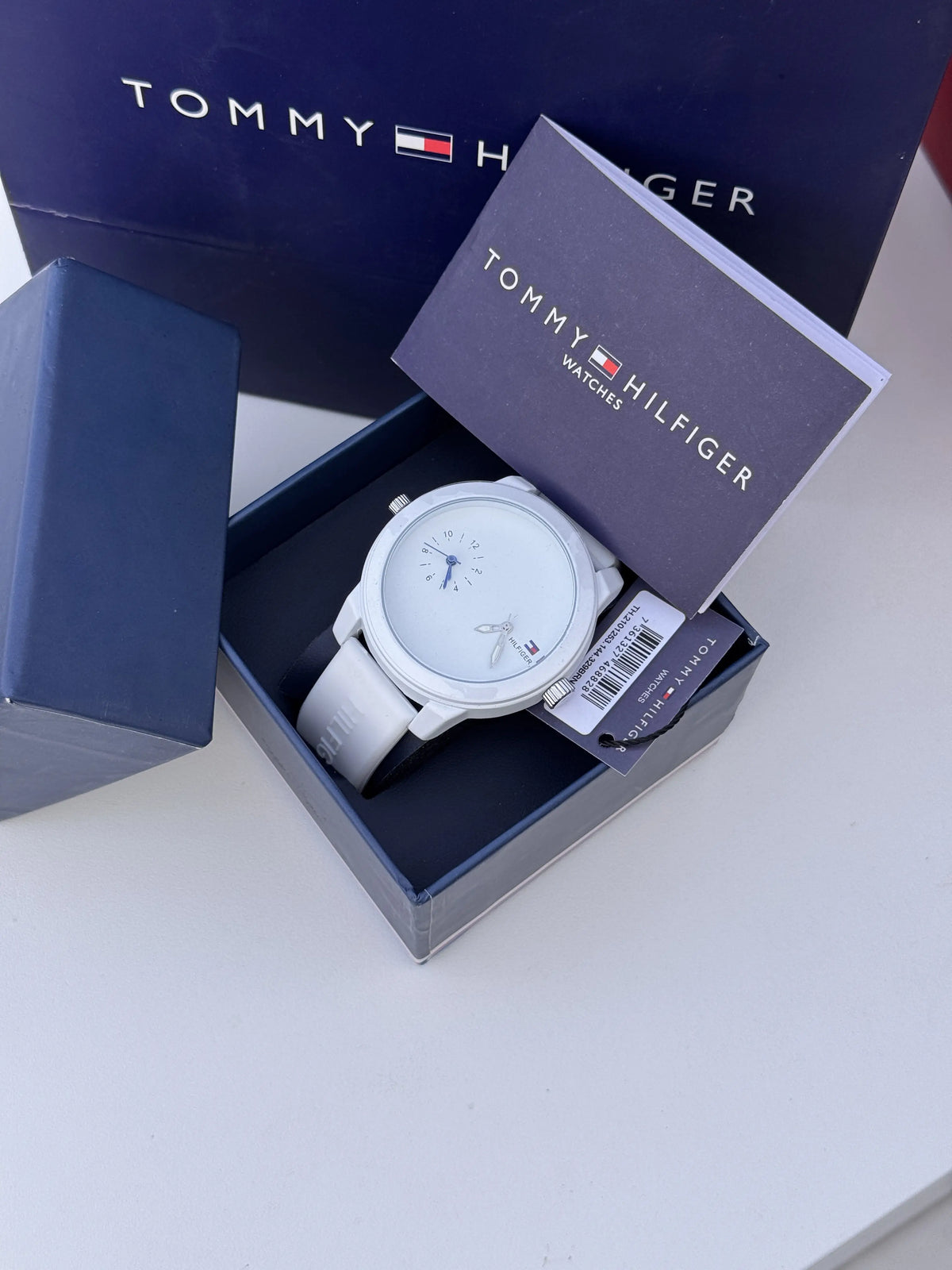 ساعة تومي هيلفيغر (Tommy Hilfiger) معدنية – عرض اليوم والتاريخ مع علبة فاخرة