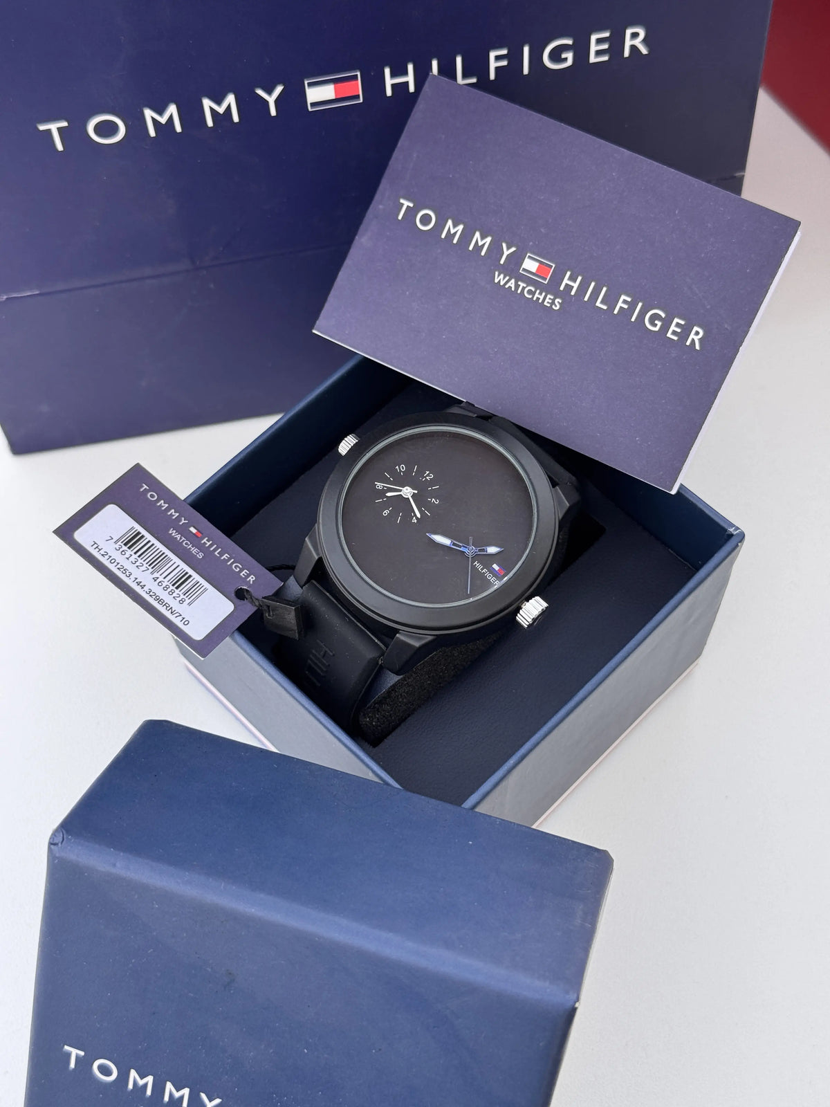 ساعة تومي هيلفيغر (Tommy Hilfiger) معدنية – عرض اليوم والتاريخ مع علبة فاخرة