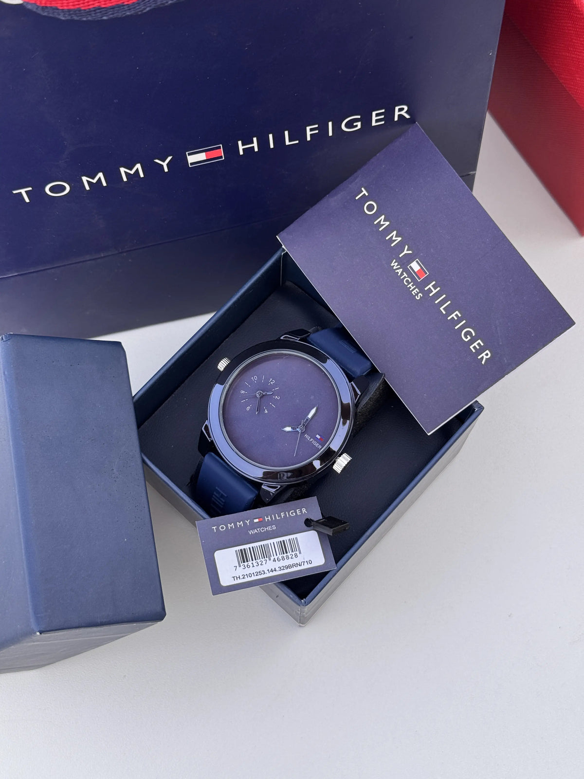 ساعة تومي هيلفيغر (Tommy Hilfiger) معدنية – عرض اليوم والتاريخ مع علبة فاخرة