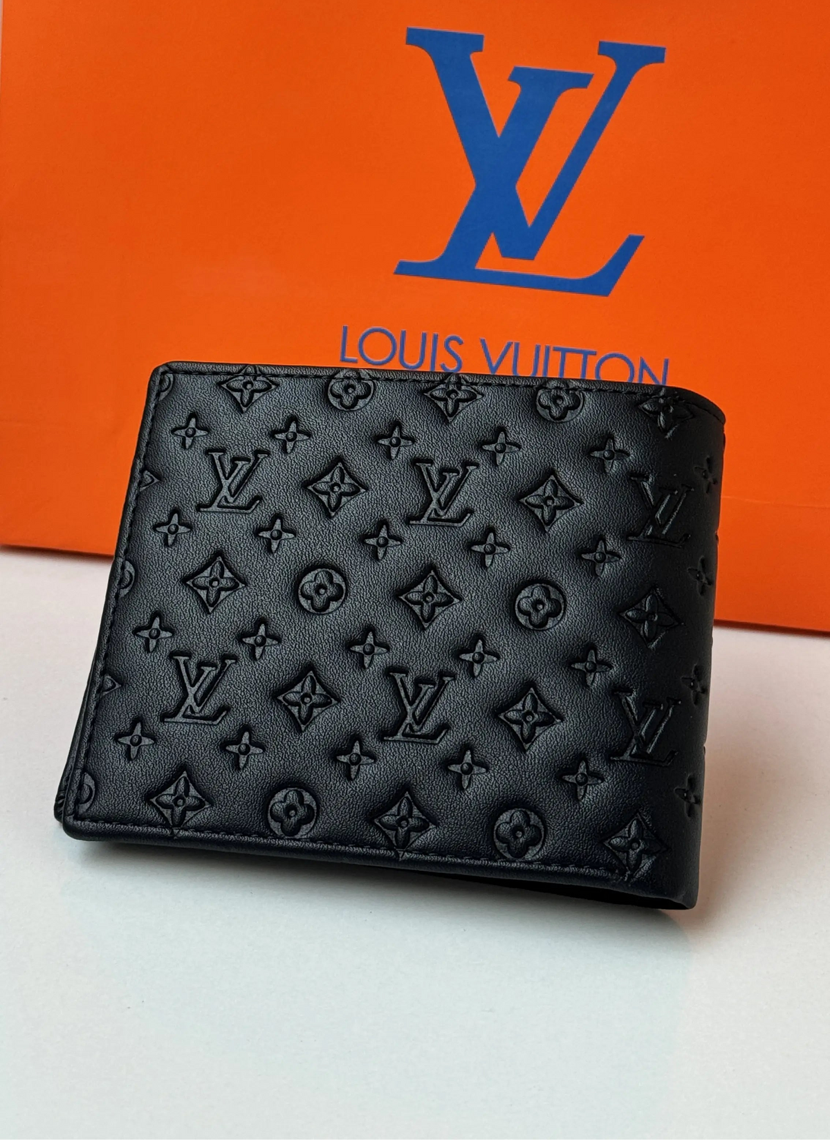 محفظة جلدية ثنائية الطي من LV – تتضمن تغليف هدايا فاخر