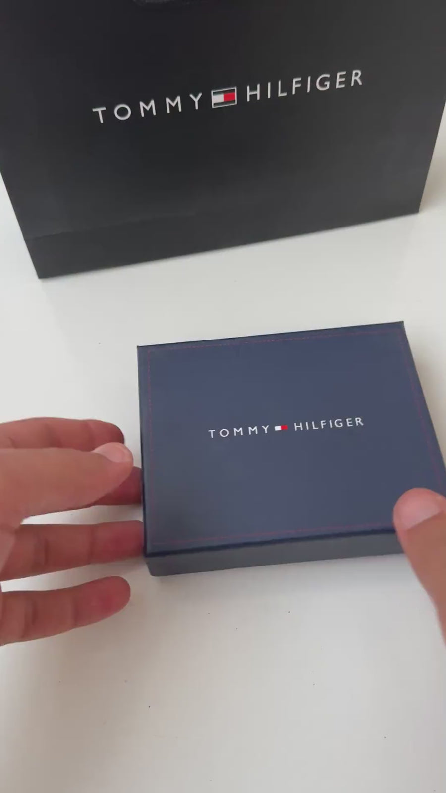 Tommy Hilfiger Leather bifold Wallet – Premium Gift Packaging Included