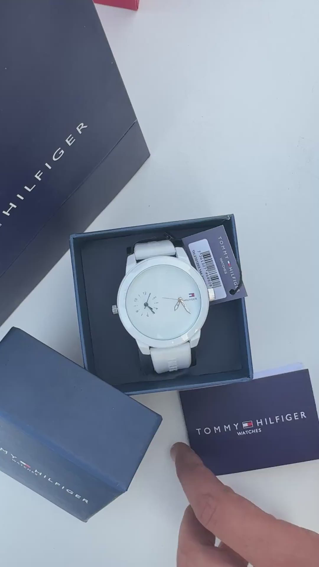 ساعة تومي هيلفيغر (Tommy Hilfiger) معدنية – عرض اليوم والتاريخ مع علبة فاخرة