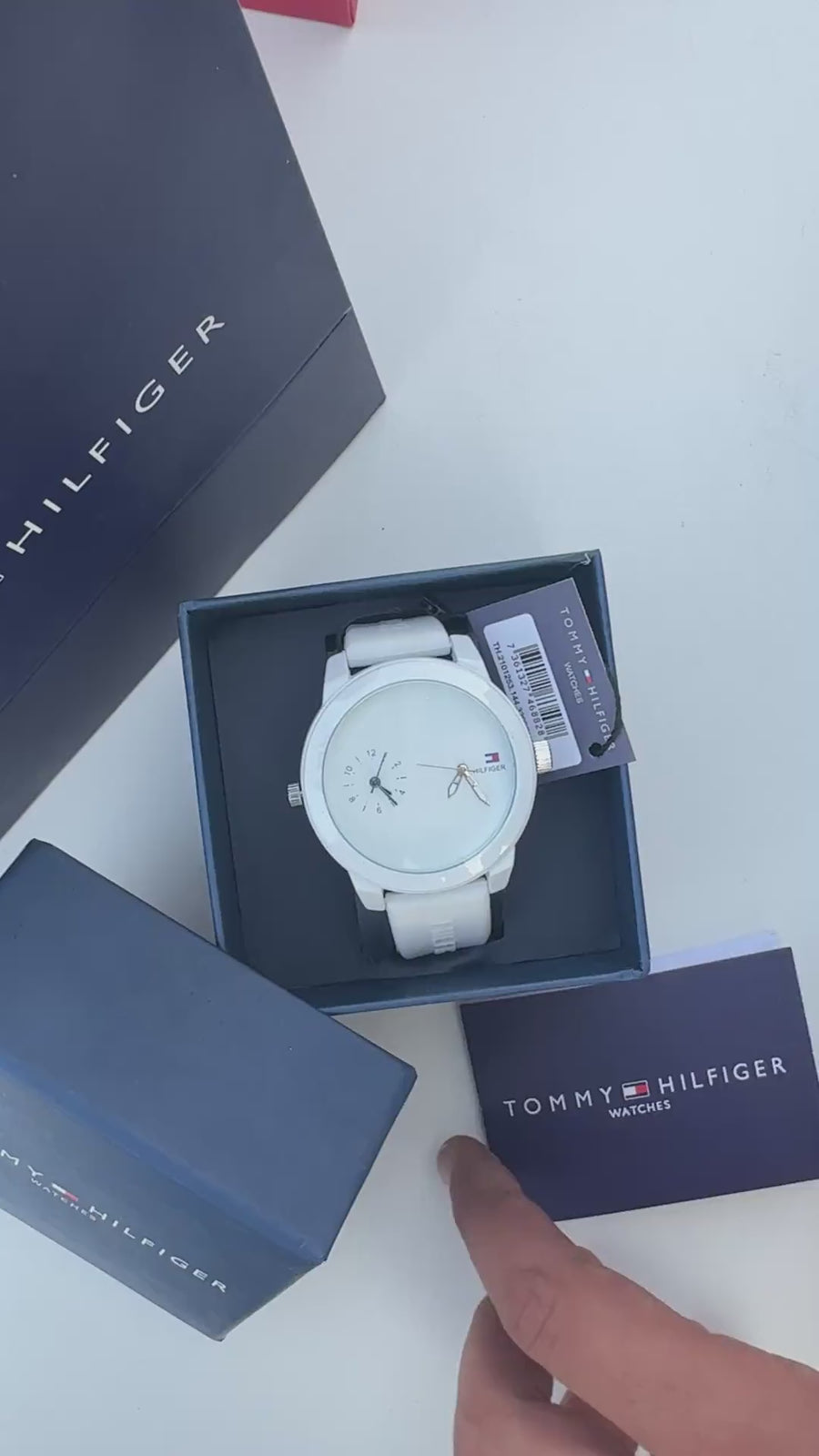 ساعة تومي هيلفيغر (Tommy Hilfiger) معدنية – عرض اليوم والتاريخ مع علبة فاخرة