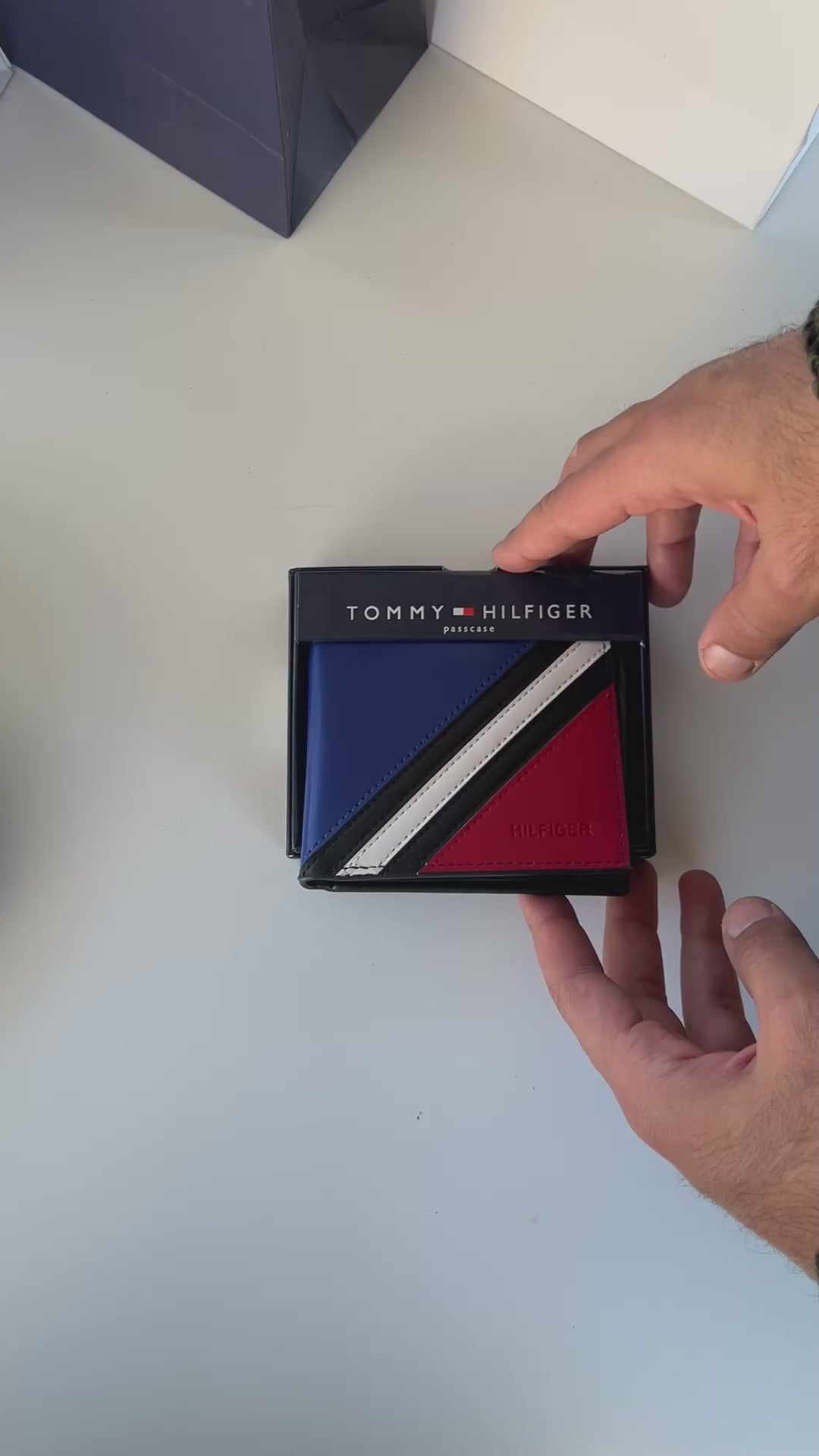 Tommy Hilfiger Leather Bifold Wallet – Premium Gift Packaging Included
