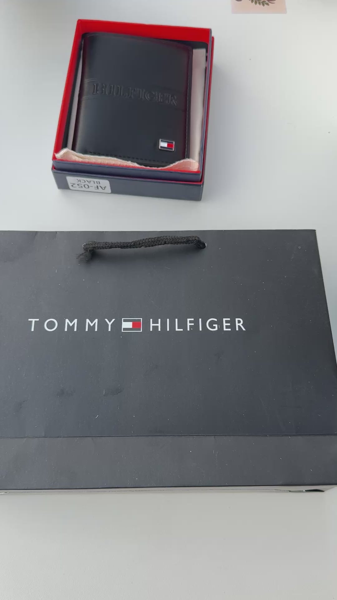 Tommy Hilfiger Leather bifold Wallet – Premium Gift Packaging Included