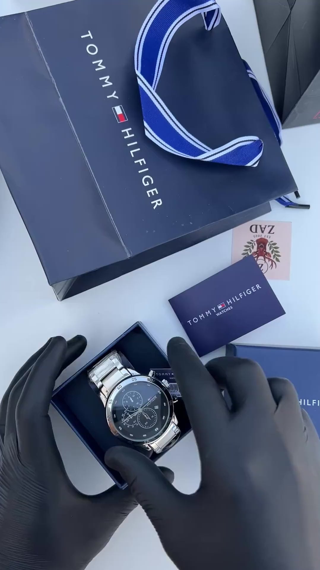 ساعة تومي هيلفيغر (Tommy Hilfiger) معدنية – عرض اليوم والتاريخ مع علبة فاخرة