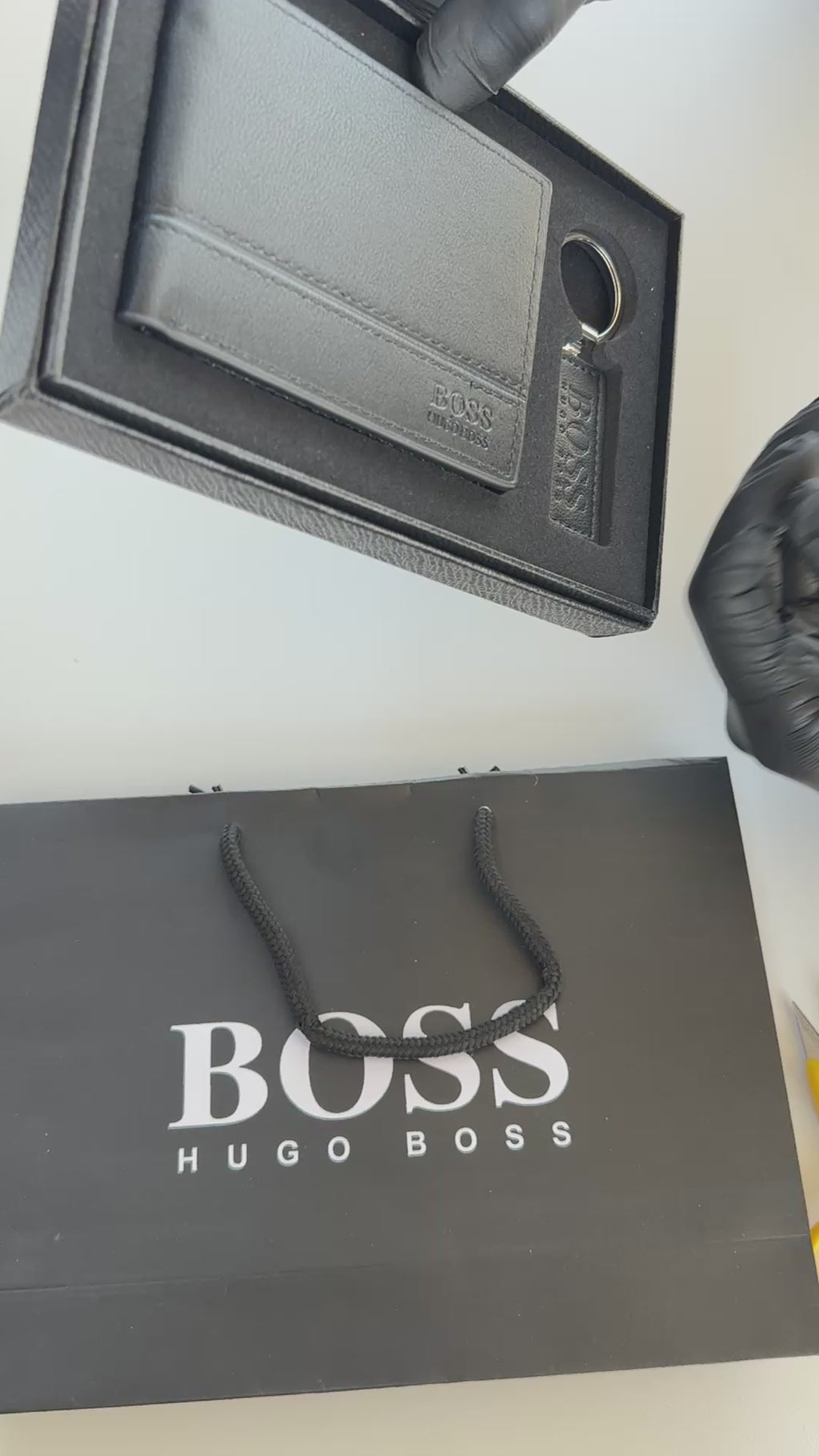 طقم محفظة وميدالية مفاتيح BOSS – محفظة جلد ثنائية الطي مع صندوق وهدية